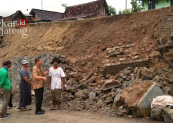 BENCANA ALAM: Tebing Madrasah Islamiah Mursidiah, Desa Labuhan, Kecamatan Sluke, Kabupaten Rembang longsor akibat hujan lebat dari sore hingga pagi beberapa waktu lalu. (R Teguh Wibowo/Lingkarjateng.id)