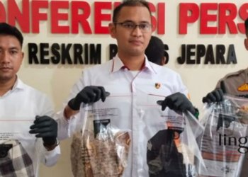 GELAR PERKARA: Kasatreskrim Polres Jepara, AKP M Fachrur Rozi didampingi jajarannya menunjukkan barang bukti tindak kejahatan pelaku penganiayaan yang dilakukan oleh MS di Mapolres Jepara pada Senin, 10 Oktober 2022. (Istimewa)