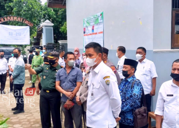 MENINJAU: Bupati Kendal, Dico M Ganinduto (depan pakaimasker putih) meninjau pelaksanaan Pilkades Serentak di salah satu TPS Desa Tambakrejo, Kecamatan Patebon, Kabupaten Kendal pada Rabu, 19 Oktober 2022. (Arvian Maulana/Lingkarjateng.id)