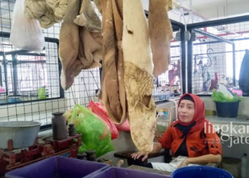 MENJUAL: Ida (53), pedagang daging di Pasar Johar Baru Semarang. (Adimungkas/Lingkarjateng.id)