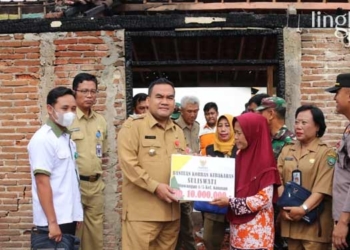 Peduli Korban Kebakaran di Blora, Bupati Arief Salurkan Bantuan