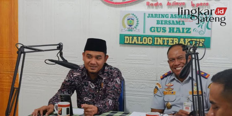 DISKUSI: Ketua DPRD Jepara, Haizul Ma'arif berdiskusi dengan Kepala Dishub Jepara, Trisno Santoso dalam dialog interaktif jaring asmara. (Muslichul Basid/Lingkarjateng.id)
