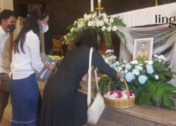 BERDUKA: Keluarga Paulus Iwan Boedi Prasetijo, ASN Pemkot Semarang yang menjadi korban pembunuhan memasang foto saat ibadah misa di Gereja Santa Maria Fatima Semarang pada Jumat, 14 Oktober 2022. (Istimewa/Lingkarjateng.id)