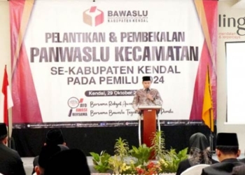 Pelantikan Panwascam Kendal, Bupati Dico Ingatkan Agar Amanah