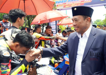 MENDUKUNG: Pj Bupati Jepara, Edy Supriyanta memberikandukungan kepada para atlet balap yang mengikuti Kejurkab Road Race Piala Bupati di Sirkuit Non-Permanen (NP) Alun-Alun Jepara pada Sabtu, 22 Oktober 2022 (Muslichul Basid/Lingkarjateng.id)