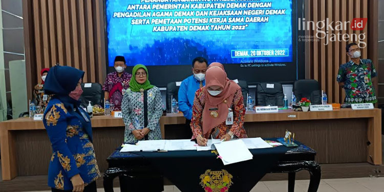MENANDATANGANI: Bupati Demak Eisti'anah (hijab cokelat) menandatangani nota kesepakatan kerja sama di Gedung Grhadika Bina Praja pada Kamis, 20 Oktober 2022. (Tomi Budianto/Lingkarjateng.id)