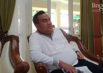 MEMBERI KETERANGAN: Bupati Blora, Arief Rohman saat dimintai keterangan mengenai investasi di wilayahnya. (Lilik Yuliantoro/Lingkarjateng.id)