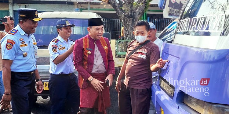 Pemkab Jepara Berikan Bantuan Subsidi BBM bagi Angkot 25 BERBINCANG: Penjabat (Pj) Bupati Jepara, Edy Supriyanta, saat menemui salah satu sopir angkot dalam acara launching penyerahan bantuan subsidi BBM bagi transportasi darat di Terminal Jepara Kota pada Senin, 10 Oktober 2022. (Muslichul Basid/Lingkarjateng.id)