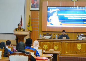 MENYAMPAIKAN: Sekda Jepara Edy Sujatmiko menyampaikan arahan dalam Pembinaan serta Monitoring Evaluasi Penempatan Tenaga Kerja Asing di Gedung Shima, Jepara. (Mulichul Basid/Lingkarjateng.id)