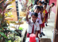 BERBARIS: Siswa SDN 1 Magersari, Kabupaten Rembang saat mengikuti prosedur pencegahan penularan virus corona dengan cuci tangan. (R Teguh Wibowo/Lingkarjateng.id)