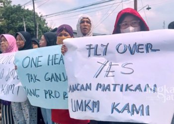 UNJUK RASA: Warga Desa Kambangarum dan Desa Jetak Sendangsari, Kecamatan Mranggen, Kabupaten Demak melakukan unjuk rasa saat peresmian Flyover Ganefo Mranggen pada Kamis, 13 Oktober 2022. (Tomi Budianto/Lingkarjateng.id)