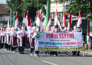 PAWAI: Ribuan santri di Blora melakukan pawai memperingati hari Santri Nasional (HSN) pada Minggu, 23 Oktober 2022. (Dok. Pemkab Blora/Lingkarjateng.id)