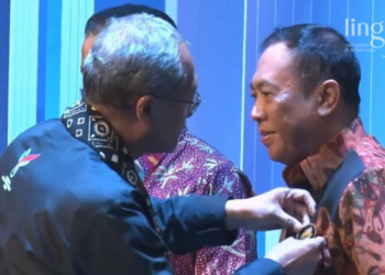 APRESIASI: Penyematan pin Siddhakarya oleh Dirjen Pembinaan Pelatihan Vokasi dan Produktivitas (Binalavotas) Kemnaker Budi Hartawan kepada Pj Bupati Jepara, Edy Supriyanta. (Istimewa/Lingkarjateng.id)