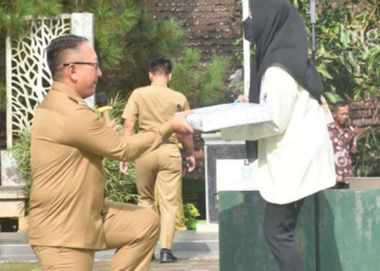 MENYERAHKAN: Pj Walikota Salatiga, Sinoeng N Rachmadi saat memberikan hadiah kepada PKL UKSW di SMA 2 Salatiga. (Istimewa/Lingkarjateng.id)