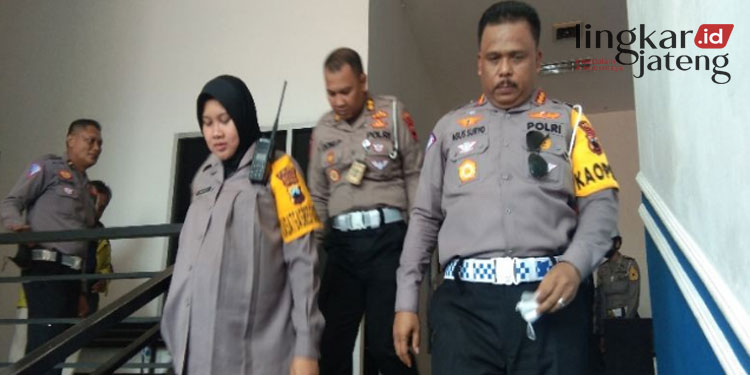 Polres Batang Targetkan 100 Pelanggar Per Hari Lewat Sistem ETLE 25 Kepala Satuan Lalu Lintas Polres Batang, AKP Dhayita Daneswari mendampingi Dirlantas Polda Jateng Kombes Pol. Agus Suryo pada acara penyerahan alat ETLE di Batang pada Selasa, 4 Oktober 2022. (Istimewa/Lingkarjateng.id)
