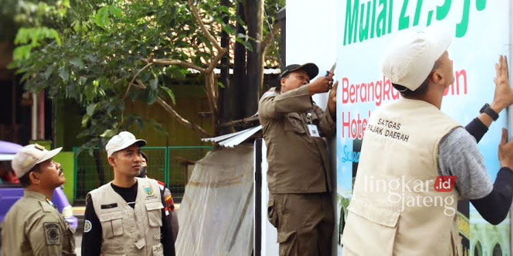 MEMBONGKAR: BPPKAD Kudus saat menertibkan reklame tak berizin di sepanjang Jl. Sunan Kudus pada Kamis, 10 Oktober 2022 pagi. (Nisa Hafizhotus S/Lingkarjateng.id)