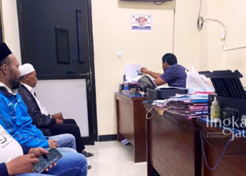 MELAPOR: Sahid (pakai kupluk putih), warga Dukuh Bulu RT 03 RT 04 Desa Bulusari, Kecamatan Sayung, Kabupaten Demak saat melapor penganiayaan yang ia alami saat pelaksanaan Pilkades di desanya baru-baru ini. (Tomi Budianto/Lingkarjateng.id)