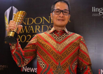 BANGGA: Bupati Kudus HM Hartopo saat menerima penghargaan kategori Bureaucratic Reform, yakni 'Excellent Public Communication' pada ajang Indonesia Awards 2022 di Jakarta Concert Hall pada Rabu malam, 26 Oktober 2022. (Nisa Hafizhotus Syarifa/Lingkarjateng.id)