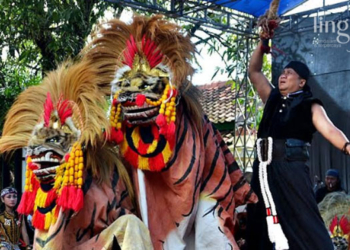 MENARIK: Ketua Paguyuban Seni Barongan, Adi Wibowo saat mementaskan Barongan pada beberapa waktu lalu. (Lilik Yuliantoro/Lingkarjateng.id)