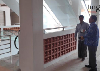 MENINJAU: Kepala Dindagkop UKM Rembang Mahfudz berkeliling melihat kesiapan sarana dan prasarana Pasar Kreatif Lasem, baru-baru ini. (R. Teguh Wibowo/Lingkarjateng.id)