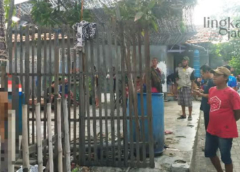 TKP: Aparat Polsek Rembang Kota mendatangi TKP seorang kakek gantung diri di Kelurahan Tanjungsari, Kecamatan Rembang, Kabupaten Rembang pada Minggu, 23 Oktober 2022. (R Teguh Wibowo/Lingkarjateng.id)