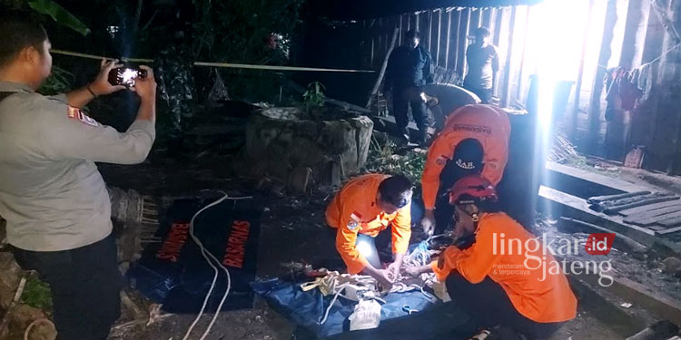 Seorang Pria Ditemukan Tewas di Sumur Boto Pati, Diduga Bunuh Diri 25 EVAKUASI: Tim SAR melakukan evakuasi korban diduga bunuh diri di sumur Desa Boto, Kecamatan Jaken, Kabupaten Pati pada Senin, 24 Oktober 2022 dini hari. (Istimewa/Lingkarjateng.id)