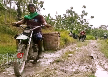 RUSAK PARAH: Kondisi jalan penghubung Desa Asemrudung-Jambangan, Kecamatan Geyer, Kabupaten Grobogan terlihat rusak parah. (Muhamad Ansori/Lingkarjateng.id)