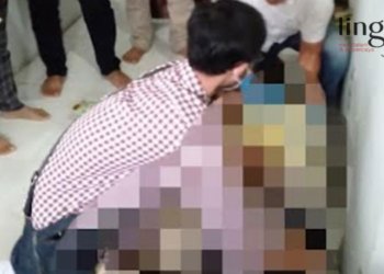 MENGEVAKUASI: Warga setempat saat mengevakuasi jasad pria paruh baya di Masjid Baiturrahim Kampung Randukuning, Kelurahan Pati Lor, Kecamatan Pati pada Jumat, 14 Oktober 2022. (Istimewa/Lingkarjateng.id)