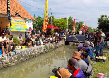 ANTUSIAS: Para peserta mengikuti lomba mancing lele di sungai Kalireyeng Kelurahan Kebondalem, Kecamatan/ Kabupaten Kendal pada Minggu, 2 Okteober 2022. (Arvian Maulana/Lingkarjateng.id)