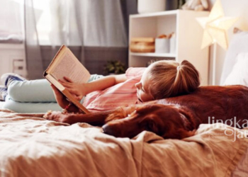 ILUSTRASI: Seorang anak perempuan membaca buku dalam posisi berbaring terlentang. (Freepik @seventyfour/Lingkarjateng.id)