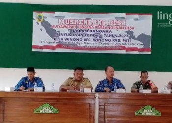 MUSYAWARAH: Camat Winong Luky Pratugas Narimo (tengah) didampingi Kepala Desa Winong Ujok Budianto saat Musrenbangdes pada Senin, 17 Oktober 2022. (Arif Febriyanto/Lingkarjateng.id)
