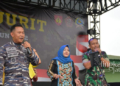 MENGHIBUR: Danrem 073 MKT Salatiga, Kolonel Inf Purnomosidi dan Danlanal Semarang Kolonel (Mar), Hariyono M naik panggung menghibur prajurit dan warga. (Istimewa/Lingkarjateng.id)