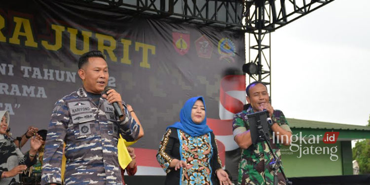 MENGHIBUR: Danrem 073 MKT Salatiga, Kolonel Inf Purnomosidi dan Danlanal Semarang Kolonel (Mar), Hariyono M naik panggung menghibur prajurit dan warga. (Istimewa/Lingkarjateng.id)