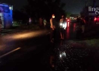OLAH TKP: Personel Polsek Jakenan bersama dengan Polres Pati saat olah TKP di Jalan Sampang-Glongong pada Kamis 6 Oktober 2022. (Istimewa/Lingkarjateng.id)