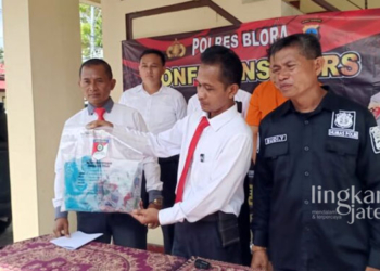 KONFERENSI PERS: Kasat Reskrim Polres Blora, AKP Supriyono menunjukkan barang bukti kasus kekerasan pada anak saat konferensi pers di halaman Mapolres Blora pada Senin, 24 Oktober 2022. (Dok. Humas Polres Blora/Lingkarjateng.id)