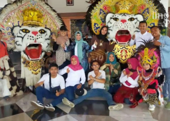 KOMPAK: Group Barongan Putra Putri Kumboro dari Desa Trengguli, Kecamatan Wonosalam, Kabupaten Demak foto bersama setelah tampil di acara Tembiring Creative Fun pada beberapa waktu lalu. (Istimewa/Lingkarjateng.id)