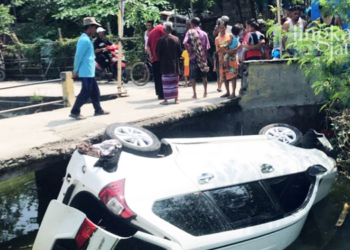 TERCEBUR: Mobil pelaku pencurian tercebur ke sungai Desa Kedunguter, Kecamatan Karangtengah, Kabupaten Demak pada Senin, 31 Oktober 2022. (Tomi Budianto/Lingkarjateng.id)