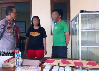 INTEROGASI: Pasutri pengedar uang palsu saat berada di Mapolsek Kedungjati pada Rabu, 19 Oktober 2022. (Muhamad Ansori/Lingkarjateng.id)
