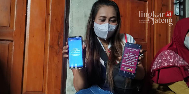 KECEWA: Salah satu korban saat menunjukan pesan dari terduga pelaku arisan lelang bodong pada Sabtu, 1 Oktober 2022. (Nisa Hafizhotus Syarifa/Lingkarjateng.id)
