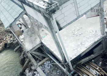 AMBROL: Kondisi rumah warga Dusun Sanggrahan, Desa Getasrejo, Kecamatan/Kabupaten Grobogan ambrol akibat tanahnya terkikis aliran Kali Sente pada Minggu, 30 Oktober 2022. (Muhamad Ansori/Lingkarjateng.id)