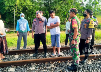 OLAH TKP: Petugas kepolisian saat berada di lokasi penemuan seorang kakek tewas tertabrak kereta api di Desa Gebangan , Kecamatan Tegowanu, Kabupaten Grobogan pada Selasa, 11 Oktober 2022. (Muhamad Ansori/Lingkarjateng.id)