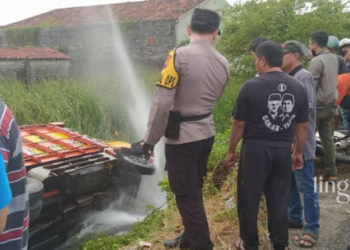OLAH TKP: Personel Polres Pati bersama Polsek Juwana saat melakukan olah TKP di Jalan Pantura Pati-Rembang, Desa Bumirejo, Kecamatan Juwana, Kabupaten Pati pada Kamis, 6 Oktober 2022. (Arif Febriyanto/Lingkarjateng.id)