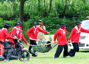 SIMULASI : Pengurus KSB Dadap Jaya, Desa Dadapan, Kecamatan Sedan, Kabupaten Rembang sedang mensimulasikan penanganan bencana di lapangan desa setempat pada Selasa, 18 Oktober 2022. (Lingkarjateng.id)