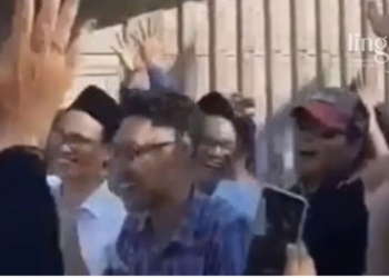 MENGARAK: Viral video Gus Faruq diarak oleh warga lantaran terpilih menjadi kepala desa sembari meneriakkan ‘duit ora payu’. (Facebook @ Aryazza Aryadien/Lingkarjateng.id)