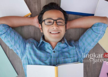 ILUSTRASI: Seorang laki-laki dengan buku-bukunya. (Freepik @katemangostar/Lingkarjateng.id)