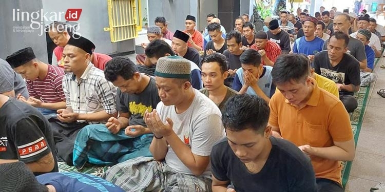 Warga Binaan Rutan Salatiga Gelar Sholat Gaib dan Doa Bersama bagi Korban Kanjuruhan 25 Warga Binaan Rutan Salatiga Gelar Sholat Gaib dan Doa Bersama bagi Korban Kanjuruhan