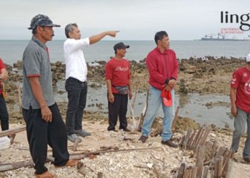 MENINJAU: Wakil Ketua DPRD Jepara, Drs H. Junarso saat meninjau lokasi kerusakan Pantai Bondo, Blok Kropak, Dukuh Margokerto, Desa Bondo, Kecamatan Bangsri pada Sabtu, 15 Oktober 2022. (Muslichul Basid/Lingkarjateng.id)