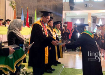 SIMBOLIS: Wisudawan sarjana IAIN Kudus, di Gedung Jam’iyyatul Hujjaj Kudus (JHK) pada Sabtu, 5 November 2022. (Ihza Fajar/Lingkarjateng.id)