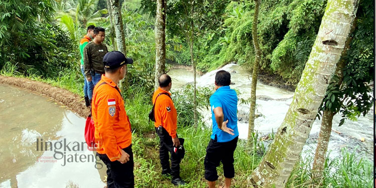 MENCARI: Tim SAR Gabungan melakukan pencarian warga Dukuh Krajan yang diduga hilang terseret arus Sungai Tinap pada Minggu, 6 November 2022. (Dok. Facebook Basarnas Jawa Tengah/Lingkarjateng.id)
