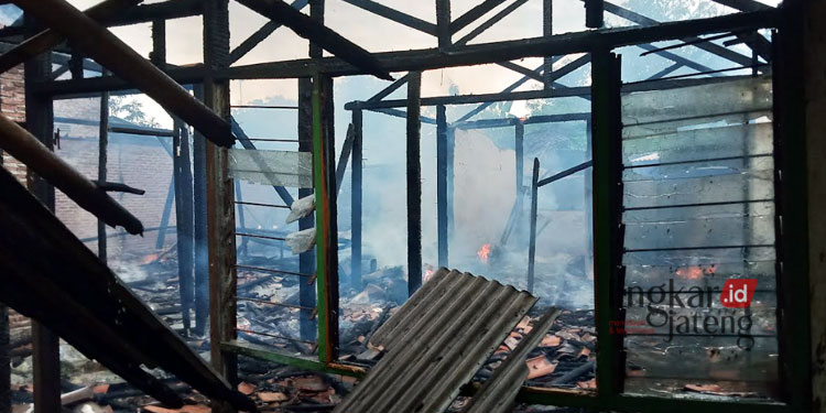 HANGUS TERBAKAR: Kondusi usai kebakaran rumah di Kelurahan Jotang, Kecamatan/Kabupaten Kendal pada Rabu, 30 November 2022. (Arvian Maulana/Lingkarjateng.id)